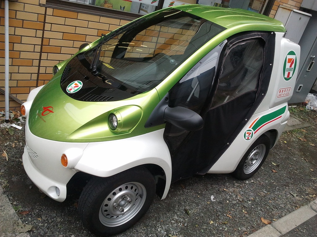 Ett litet, kompakt elfordon för stadskörning, vilket visar på mångfalden av eldrivna transportlösningar.